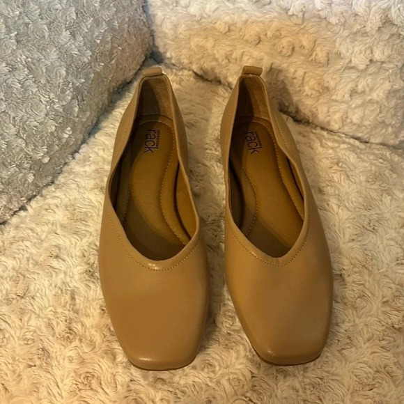 Nordstrom Rack Tan Ladies Size 8 Shoes Floor Model - Picture 1 of 9